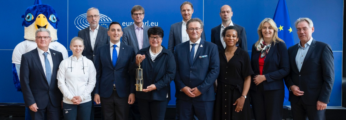 adh / Übergabe der Rhine-Ruhr 2025 FISU Games-Grubenlampe in Brüssel: Ein starkes Zeichen für die Werte Europas und des Hochschulsports