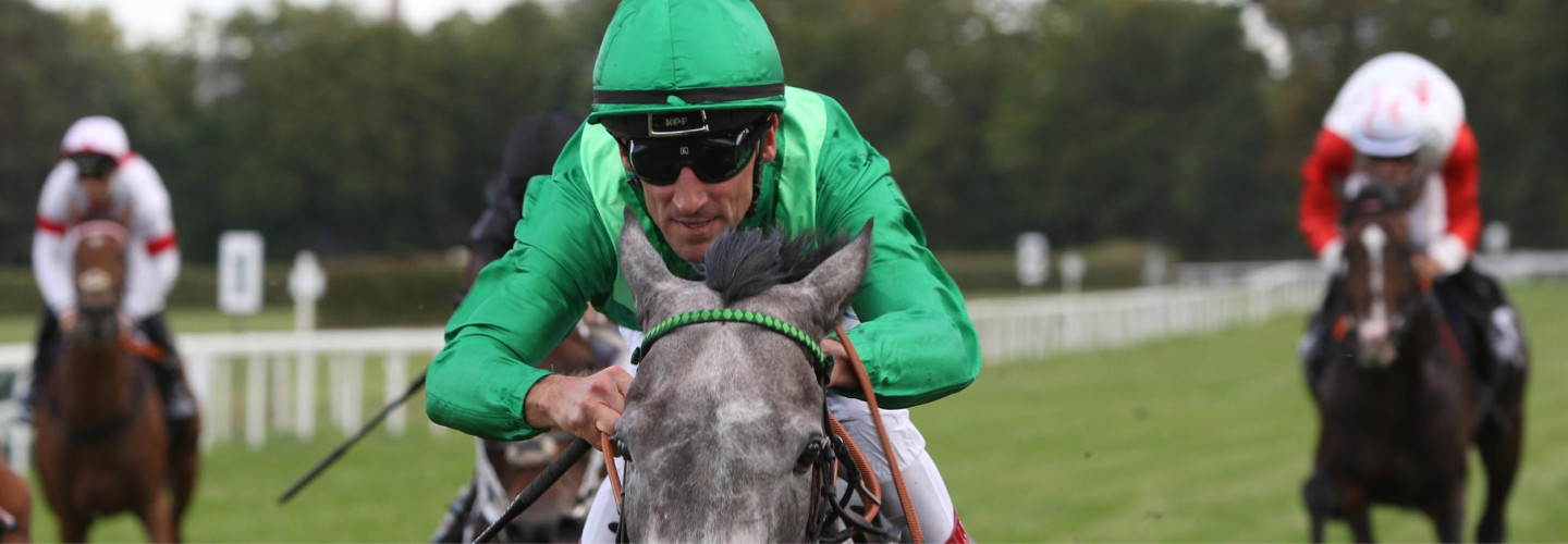 Englische Stute Roman Mist gewinnt mit Starjockey Starke in Dresden