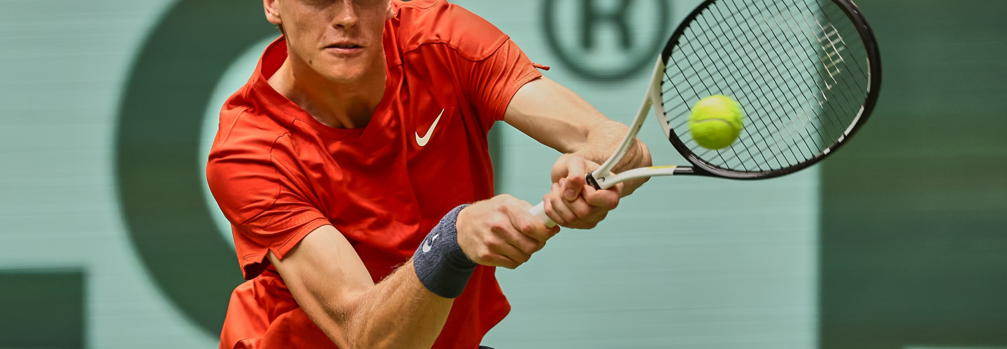 Ein Zauberschlag bringt die große Wende für die Nummer 1 – Sinner gewinnt erstes Match als ATP-Spitzenreiter
