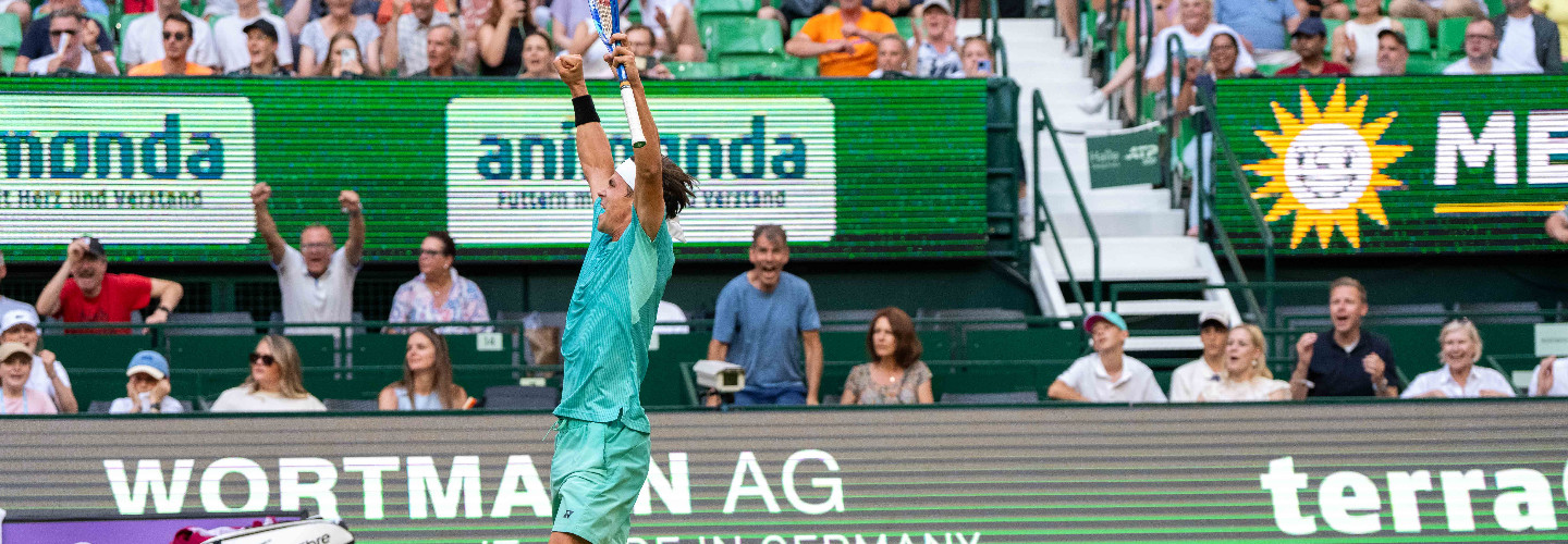 Altmaier folgt Zverev sensationell ins Halbfinale – dort trifft er auf Frances Tiafoe – elfstündiger Tennismarathon am Viertelfinaltag in Halle – Altmaier-Doppel auf Samstag verschoben