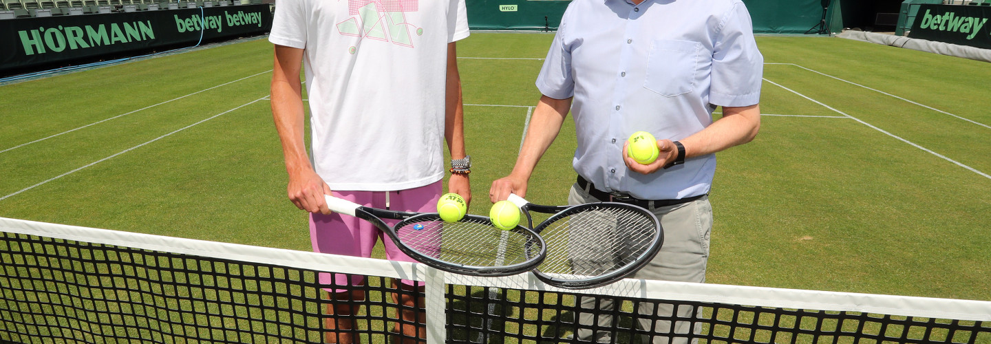 Turnierdirektor Ralf Weber begrüßt Alexander Zverev bei den 30. Terra Wortmann Open - Olympiasieger spielt im Doppel an der Seite von Andrey Rublev