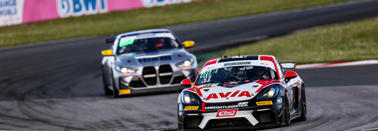 BMW-Routiniers gegen Porsche-Youngster: Wer wird Champion in der ADAC GT4 Germany?