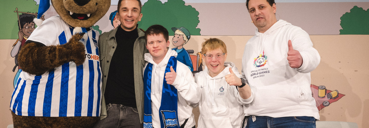 Special Olympics Athlet*innen bei inklusiver Lesung von Hertha BSC