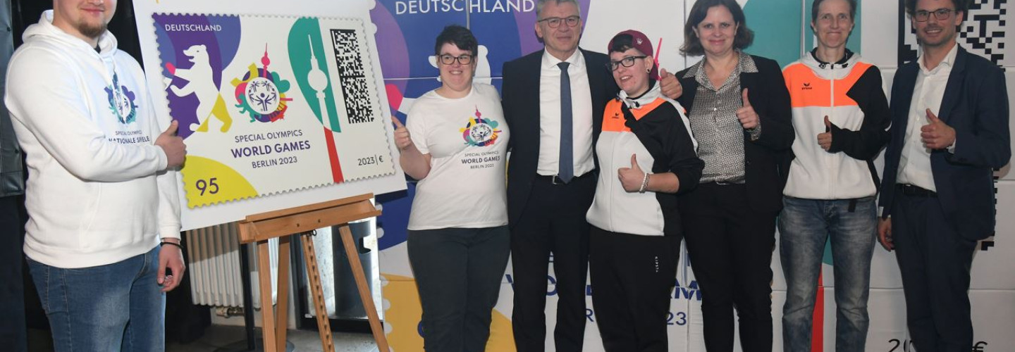 Sonderbriefmarke zu den Special Olympics World Games Berlin 2023 vorgestellt