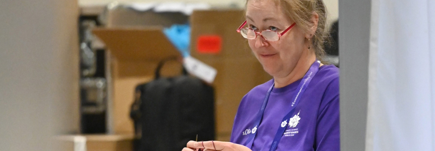 Birgit Müller ist als Volunteer bei den Special Olympics World Games Berlin 2023 im Einsatz und strickt zudem für Bedürftige