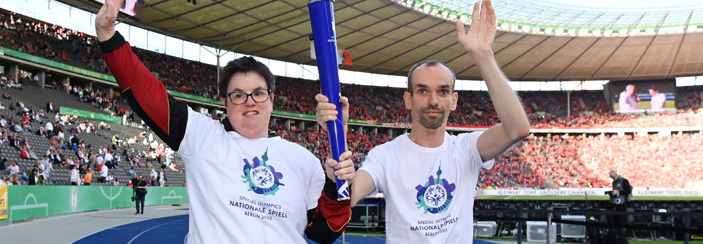 Zeichen für Inklusion: Fackellauf von Special Olympics beim DFB-Pokalfinale im Berliner Olympiastadion