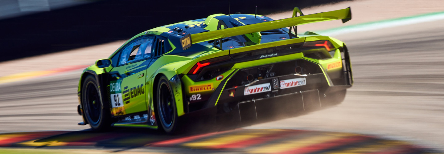 Dritter Saisonsieg und wieder Spitzenreiter: Mirko Bortolotti jubelt am Sachsenring
