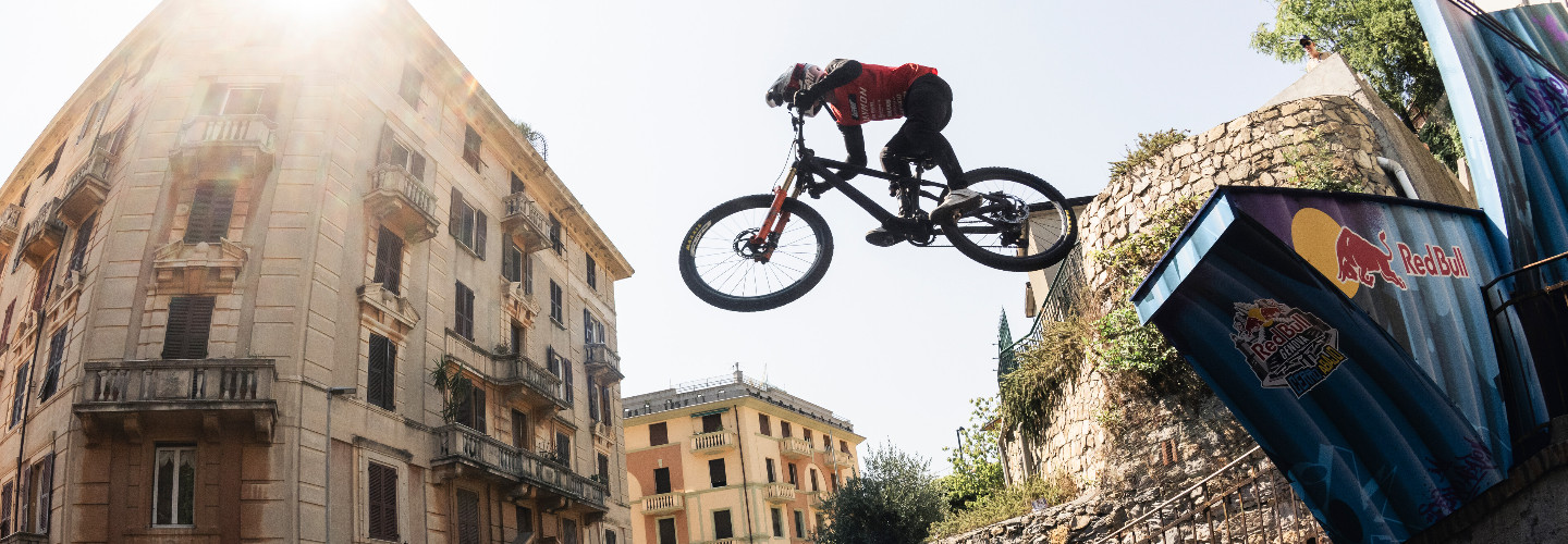Mit einem Drop in den Stuttgarter Kessel: Urban-Downhill-Serie Red Bull Cerro Abajo am 5./6. September erstmals in Deutschland