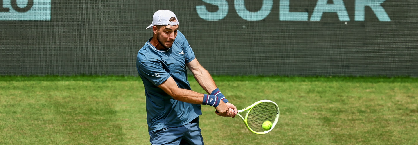 Jan-Lennard Struff bezwingt Luciano Darderi mit dem zehnten Matchball